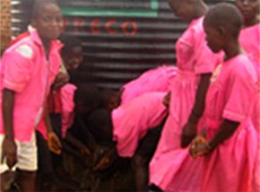 水タンクが設置され喜ぶナスカワ小学校の子ども達